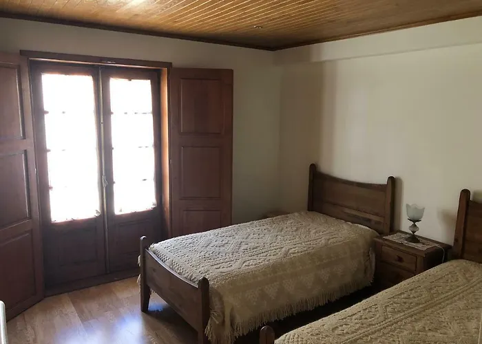 Casa Da Ponte Rio De Onor بيت خشبي *